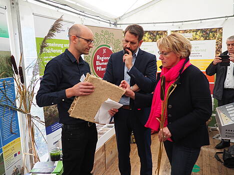 Minister Barbara Otte-Kinast und Olaf Lies zeigten auf der Bioökonomie Aktionswoche im Herbst 2019 in Hannover Interesse an nachhaltigen Produkten aus Paludikultur